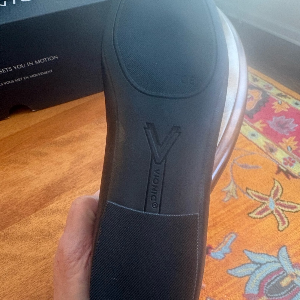 Vionic KLARA Black Leather Flats with Bow Detail - Picture 3 of 6